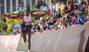Ruth Chepngetich destroza el récord mundial por casi 2 minutos en el Maratón de Chicago