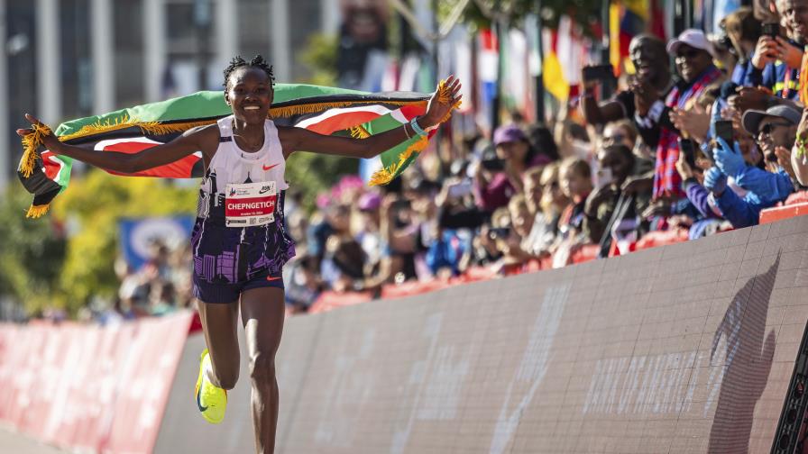 Ruth Chepngetich destroza el récord mundial por casi 2 minutos en el Maratón de Chicago