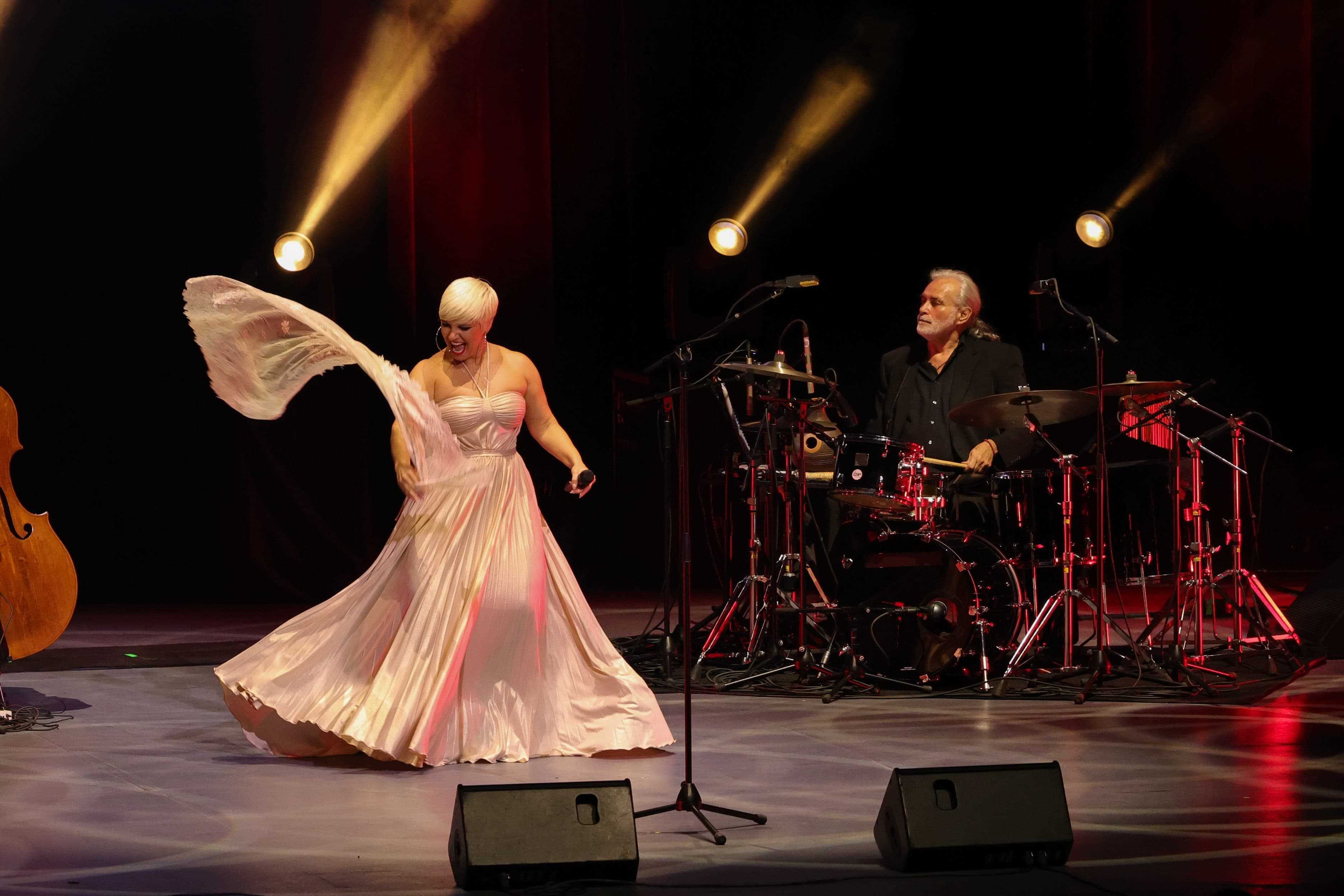 Pasión Vega se cambió de vestido rojo a blanco durante su concierto. 