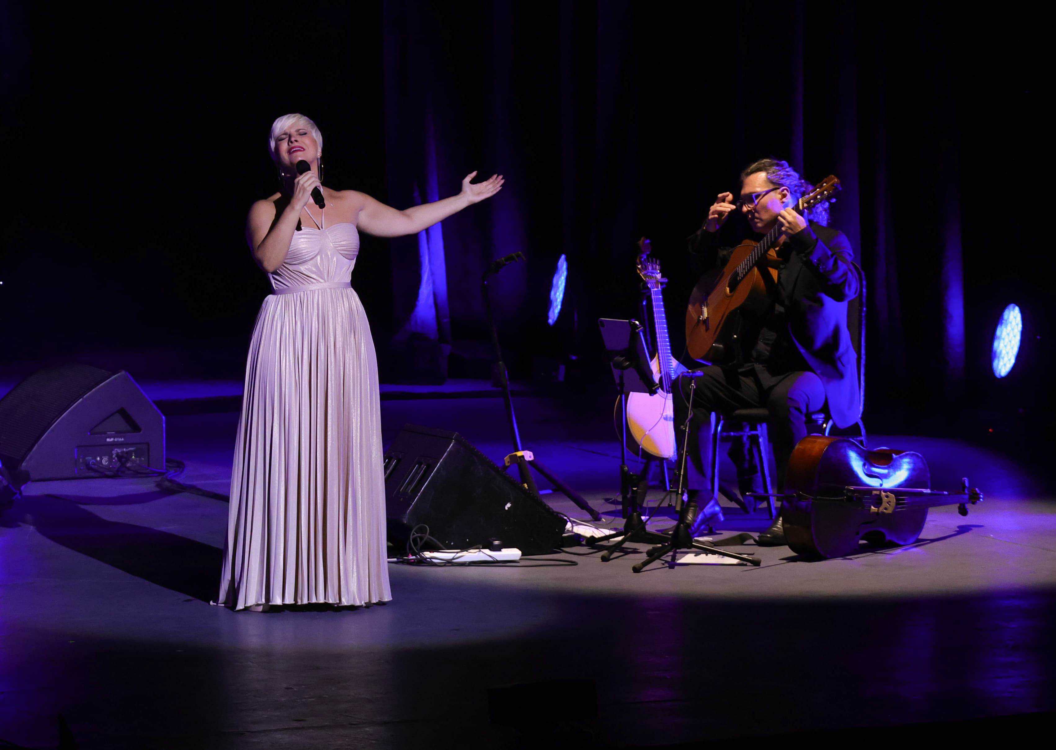 Pasión Vega se cambió de vestido rojo a blanco durante su concierto. 