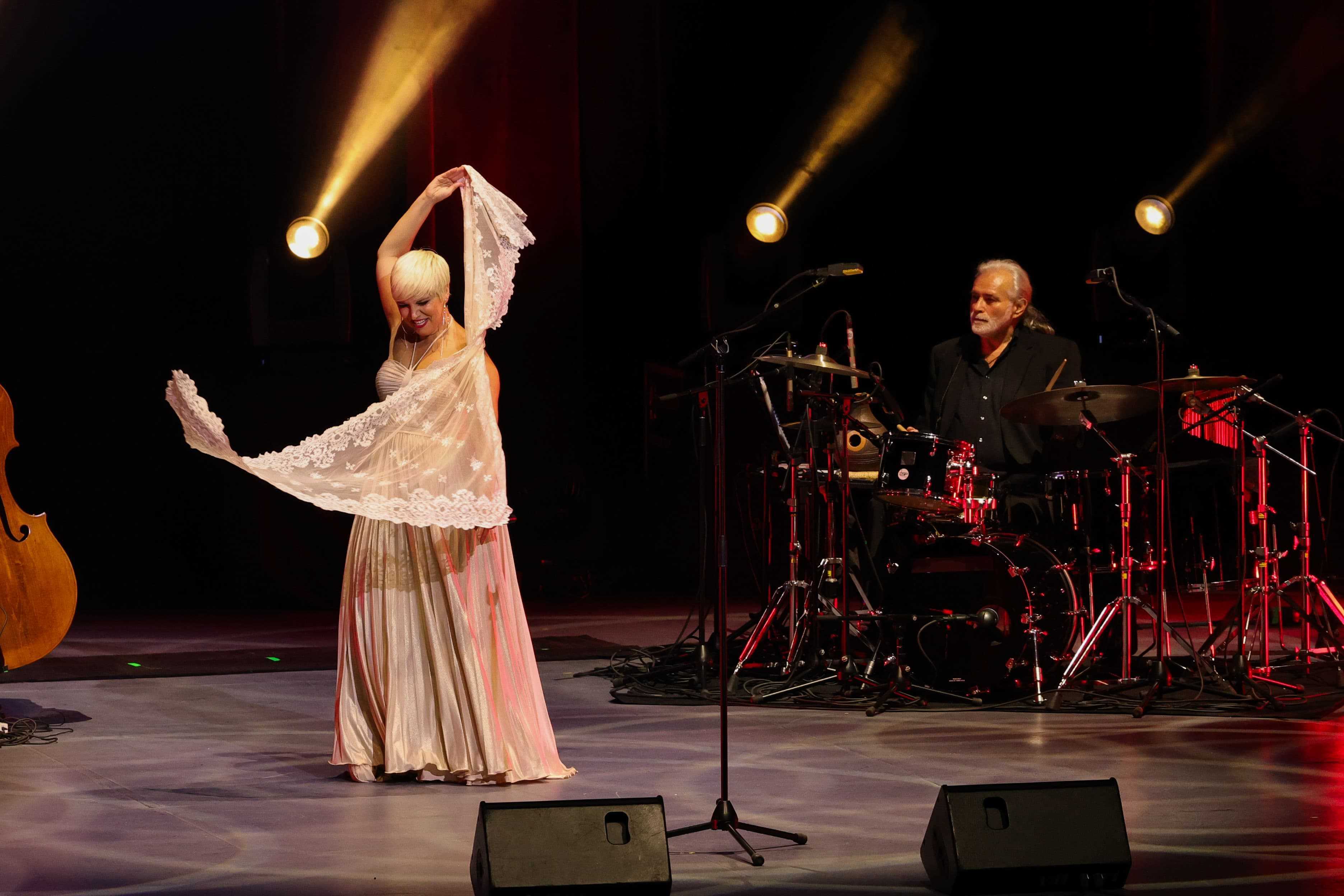 Pasión Vega se cambió de vestido rojo a blanco durante su concierto. 