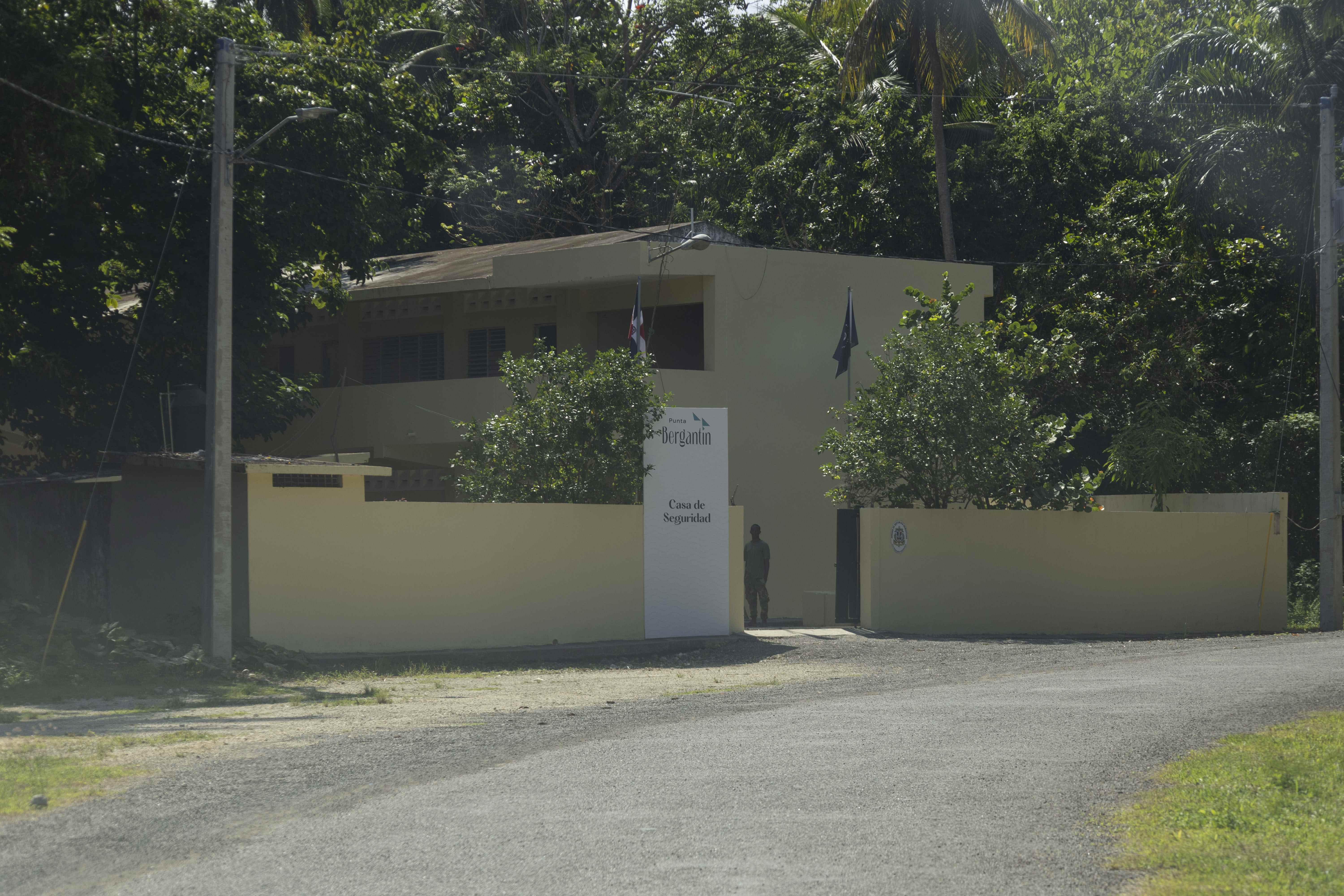 Dentro de la propiedad privada quedan las instalaciones de lo que alguna vez se construyó para que fuera una escuela pública. Ahora, el edificio funciona como garita de seguridad.