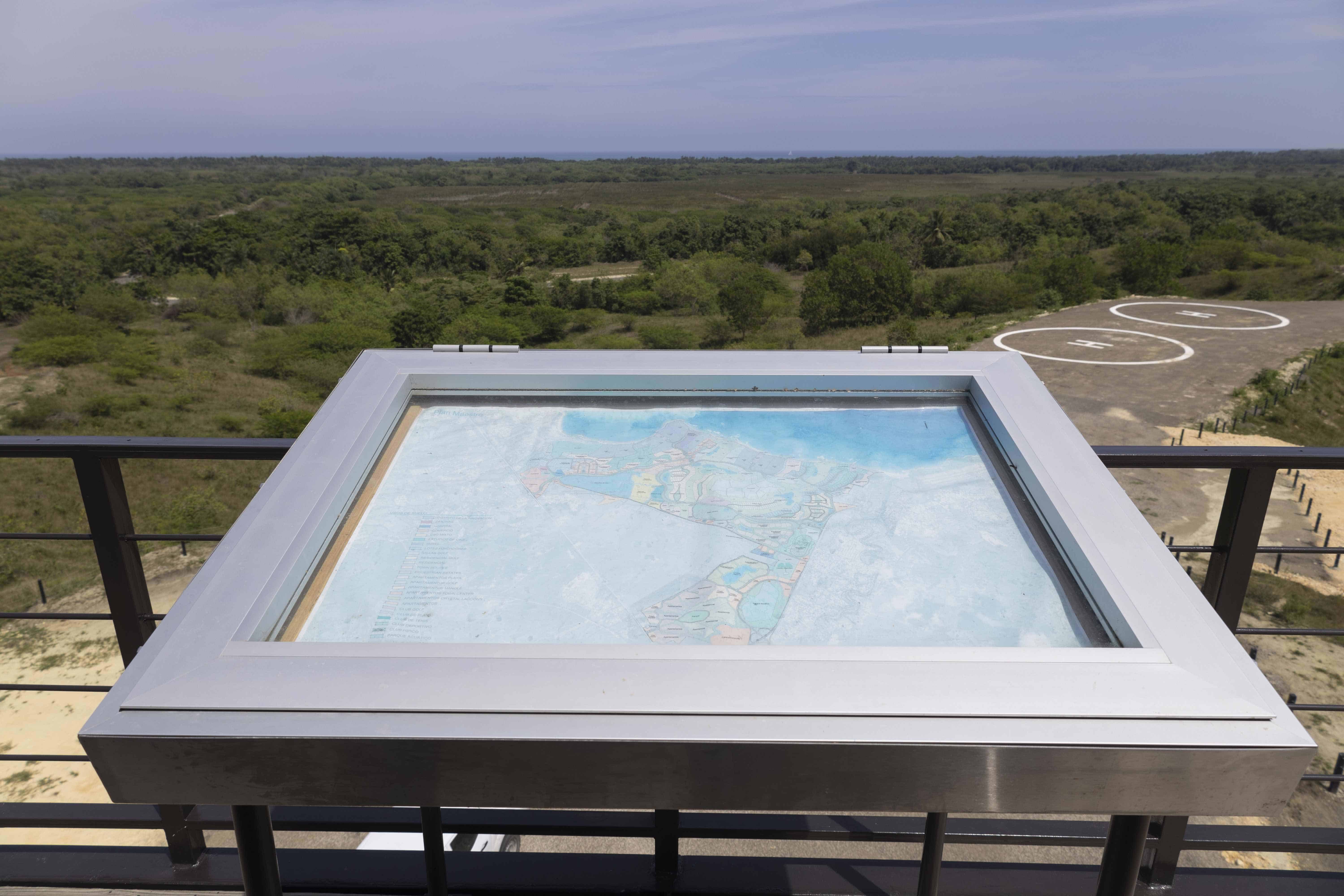 En el último piso del mirador, un mapa al frente muestra la futura ubicación de los hoteles y las otras amenidades de Punta Bergantín.