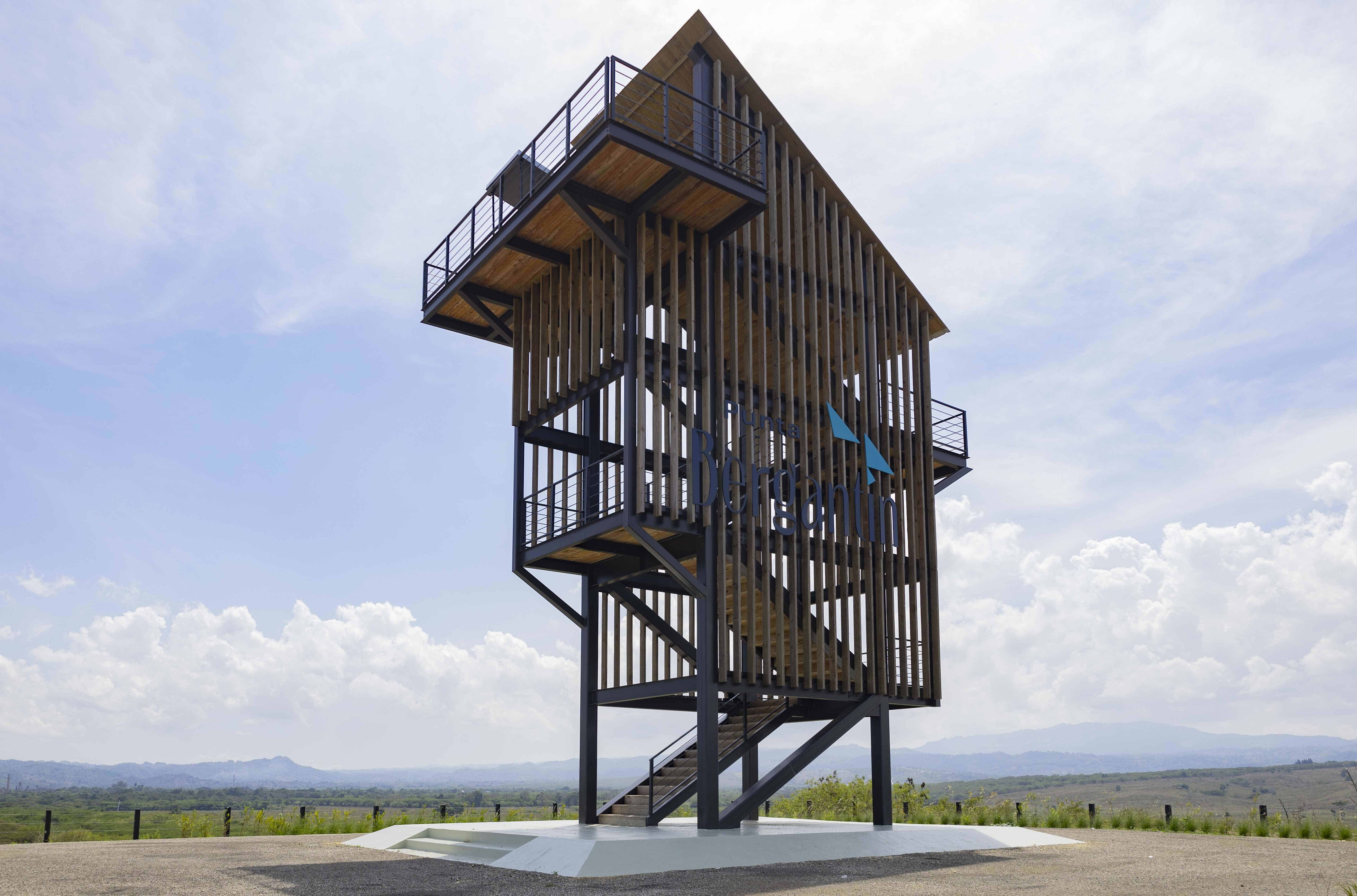 Punta Bergantín cuenta con un mirador de cuatro pisos, en el que se les muestra a los inversionistas y visitantes los terrenos del proyecto desde una panorámica amplia.