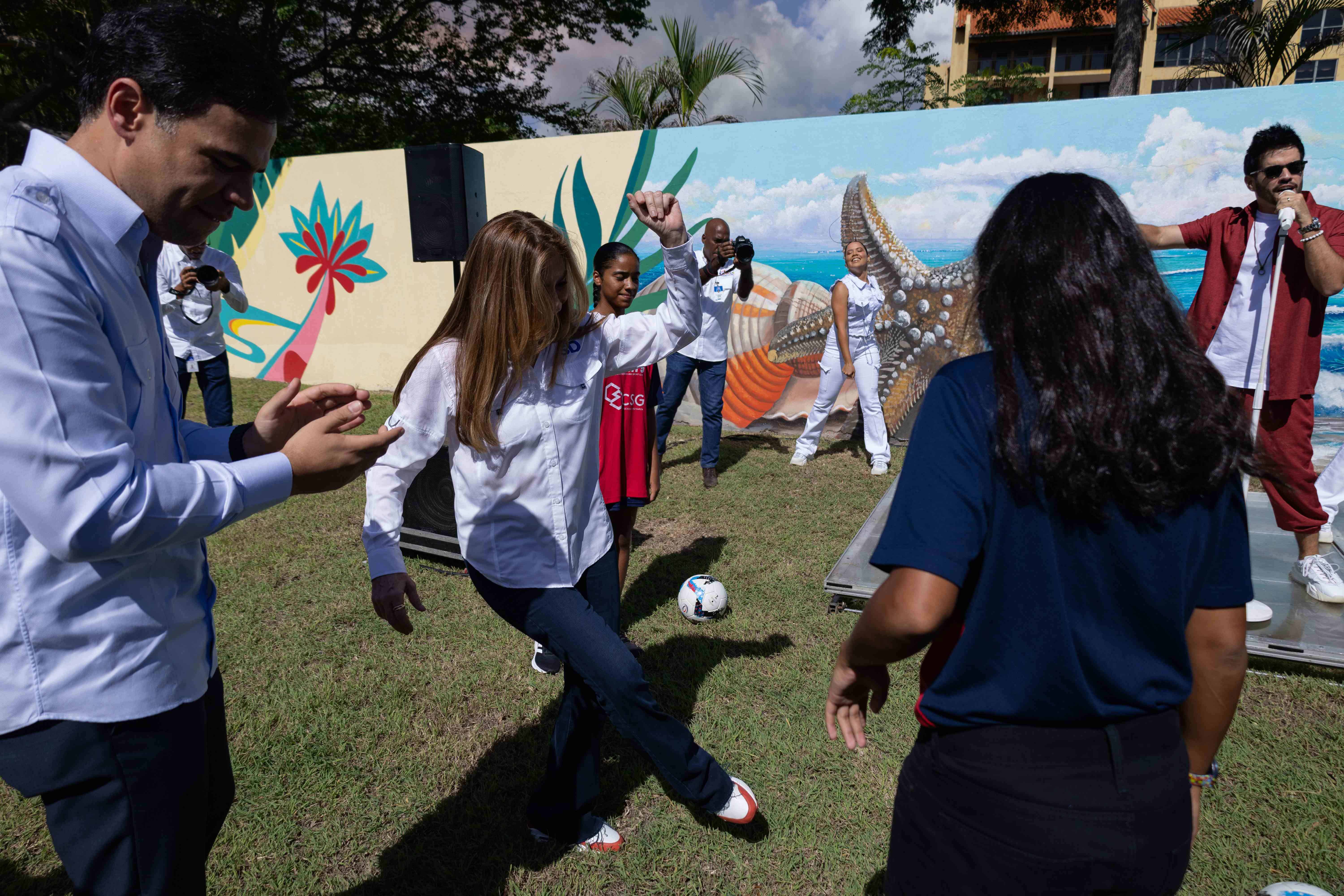 La alcaldesa Carolina Mejía patea la pelota.