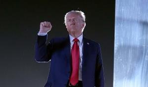 Trump usa métodos poco tradicionales de recaudar dinero para sobrevivientes de desastres