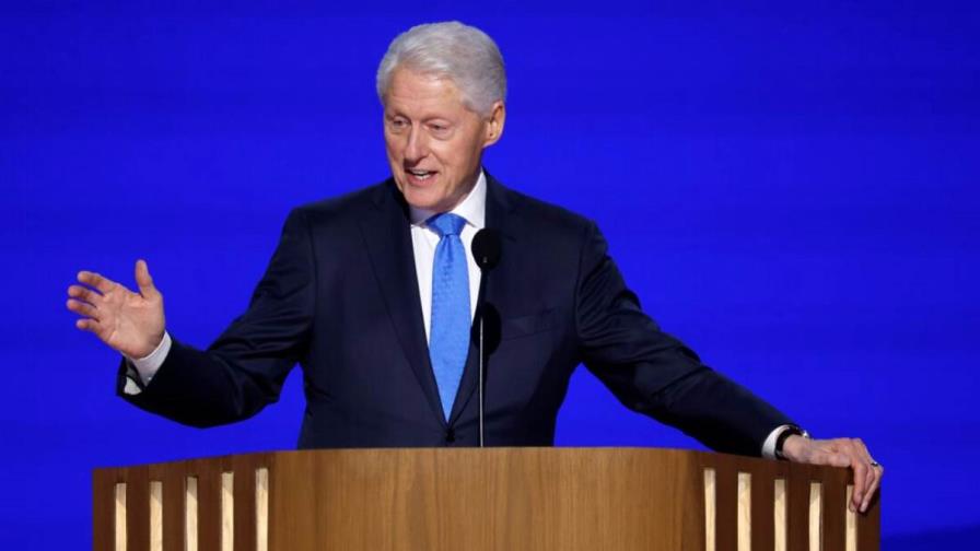 De iglesias a McDonalds, Bill Clinton hace campaña por Kamala Harris en Georgia