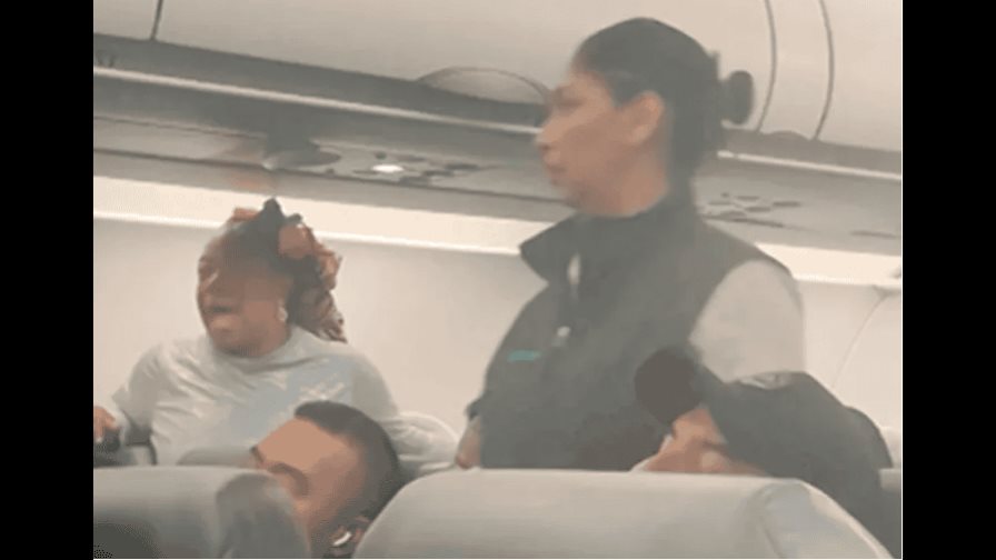 VIRAL| Pasajera incómoda pide que la dejen bajar del avión para buscar su celular