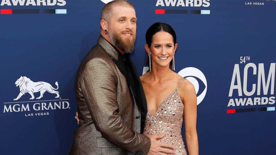 El cantante Brantley Gilbert abandona concierto mientras su mujer da a luz en el bus de la gira