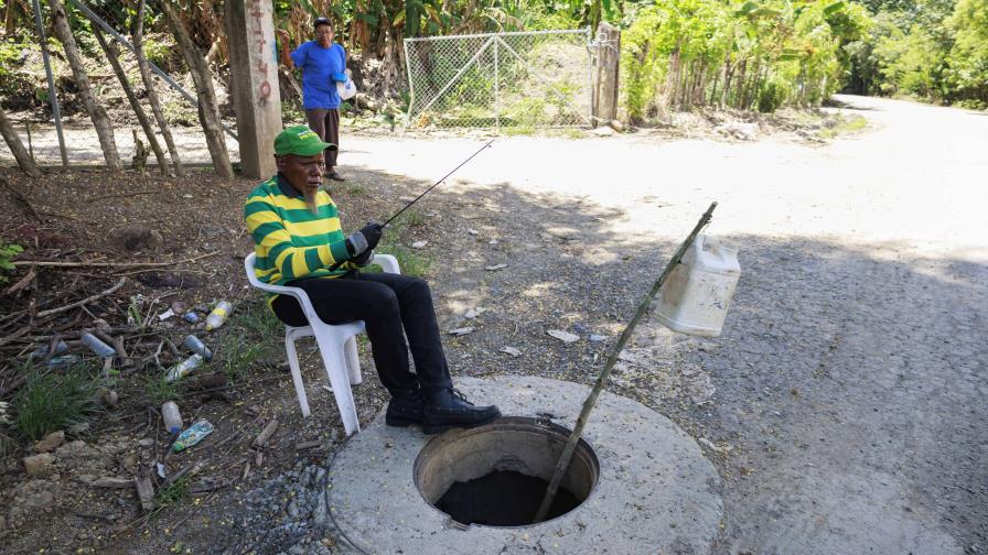 Peligro en  San José de Conuco, Salcedo, por sustracción de tapa en registro de agua