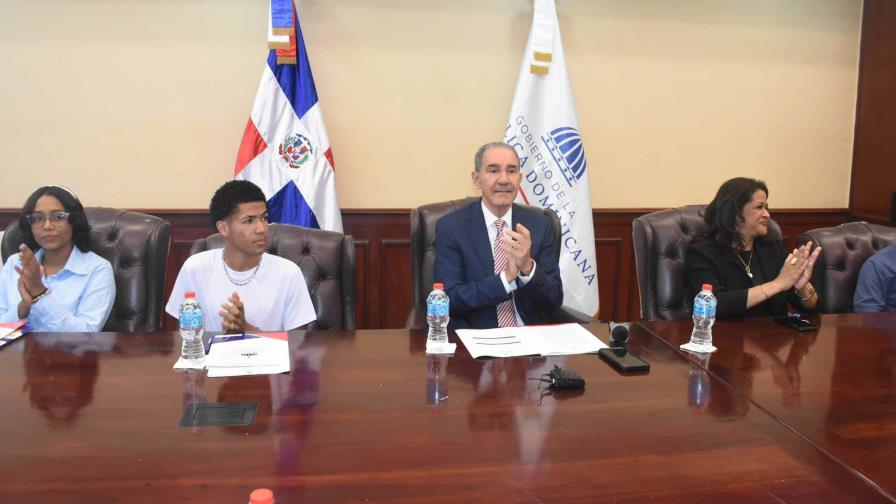 Trece jóvenes dominicanos reciben becas para estudiar en Marruecos