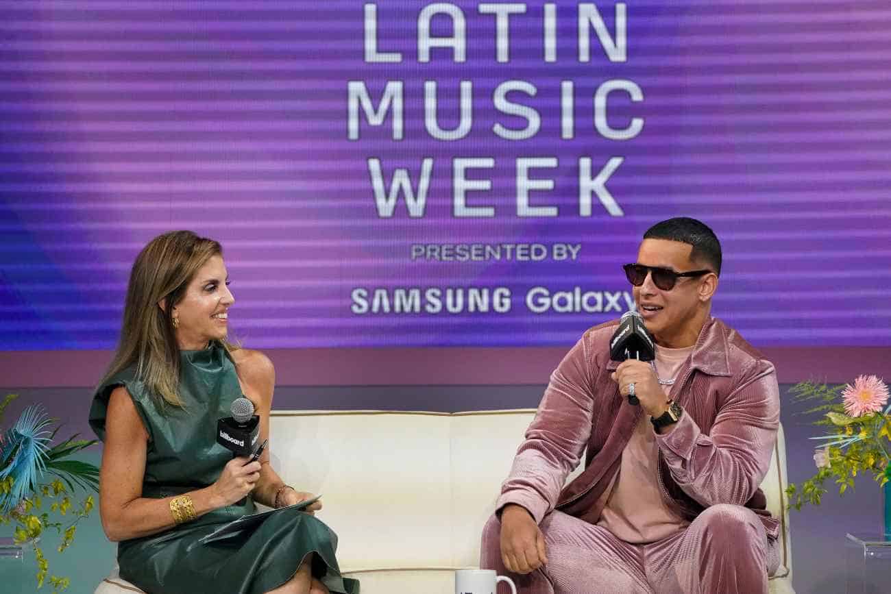 El cantante puertorriqueño Daddy Yankee habla con Leila Cobo de Billboard durante una conferencia de la Semana de la Música Latina de Billboard el 22 de septiembre de 2021 en Miami Beach, Florida.