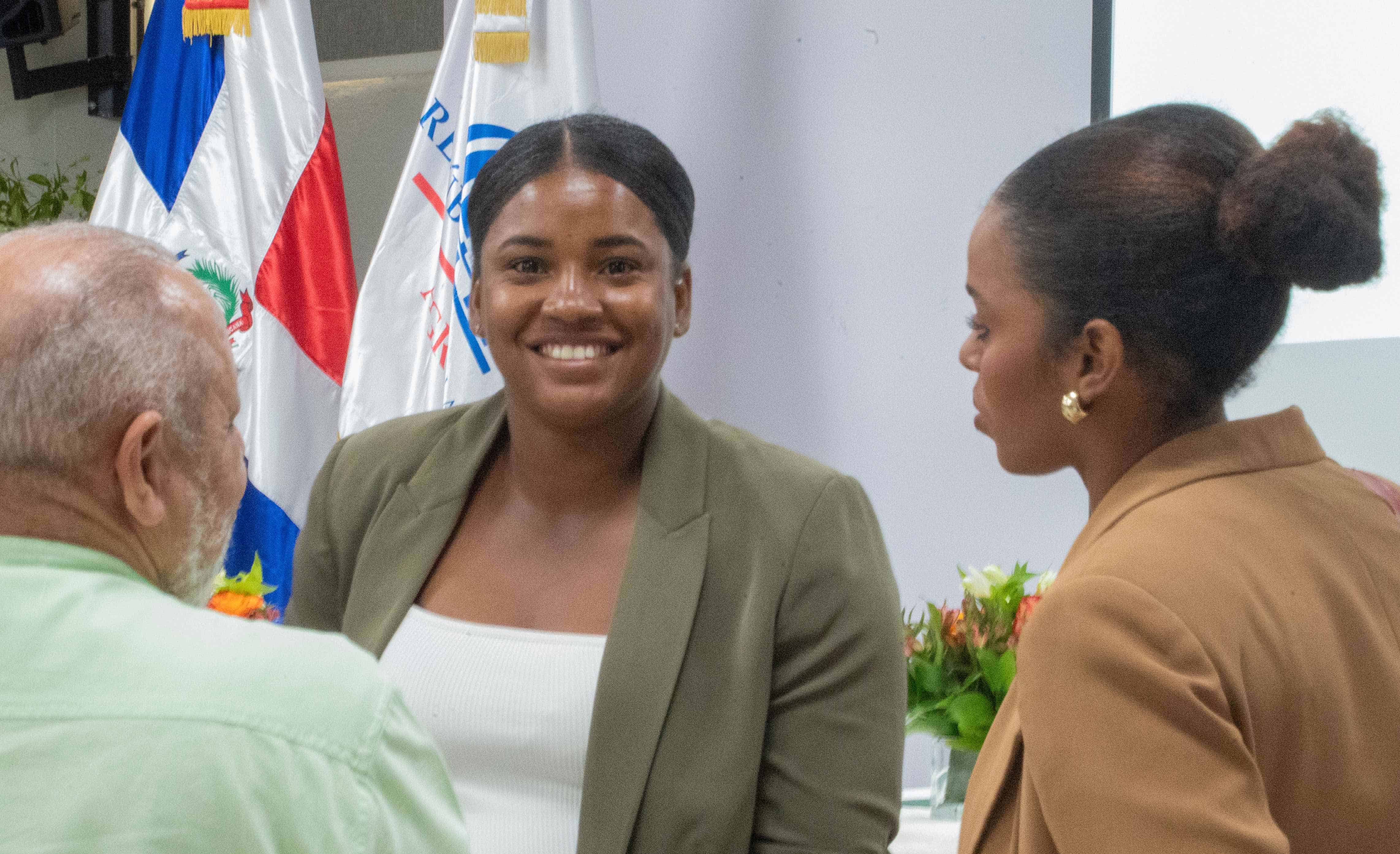 La líder agropecuaria de la Asociación de Mujeres Agropecuarias de Santa Clara en Monte Plata, Estania Santana, conversa con algunos de los asistentes a la actividad.