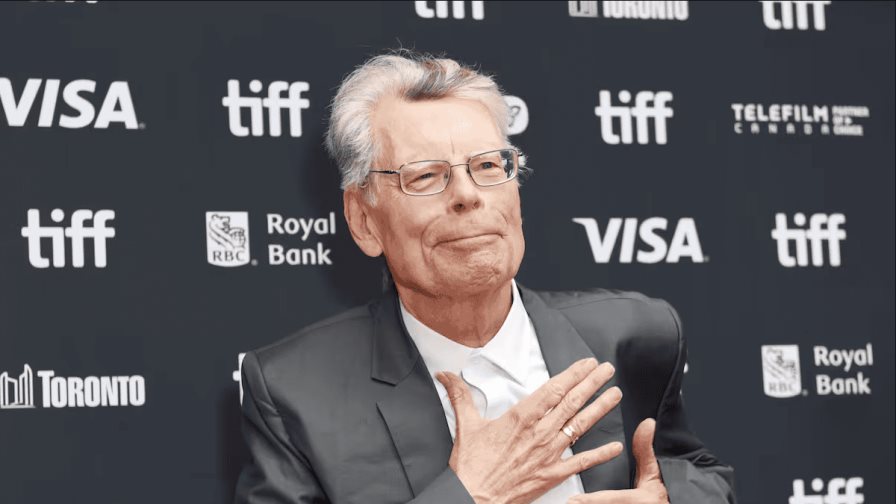 Esta pesadilla puede terminar, dice Stephen King de Trump al pedir el voto para Harris