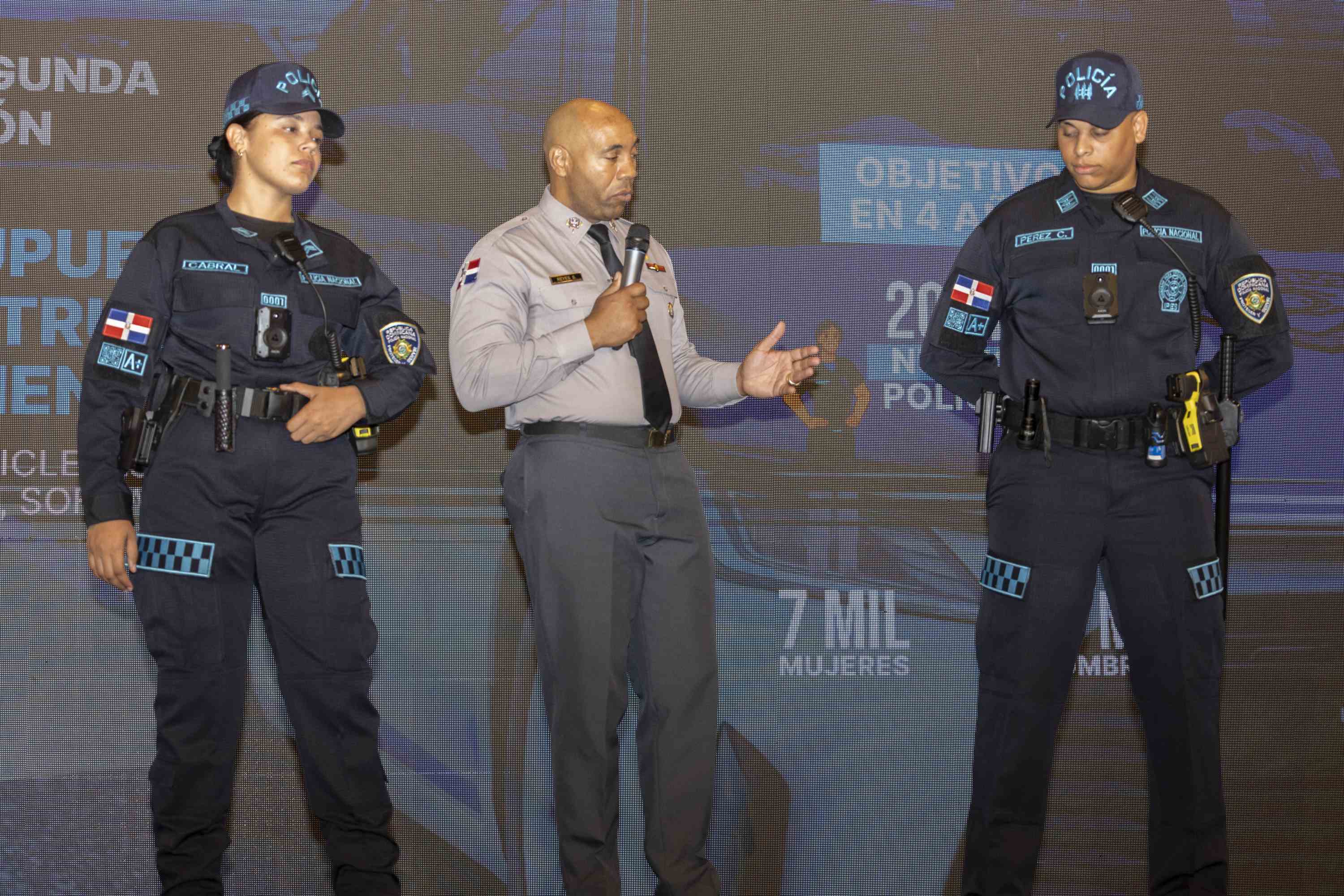 Presentación en La Semanal de los nuevos uniformes policiales (14/10/2024).