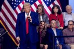 Trump se declara el padre de la fecundación in vitro en un evento con mujeres