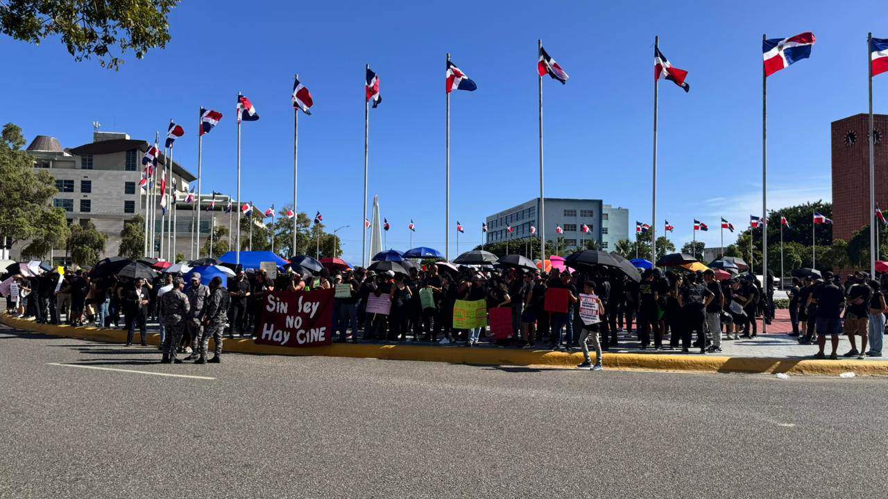 Los miembros de Adocine llegaron a las inmediaciones del Congreso Nacional a las dos de la tarde.