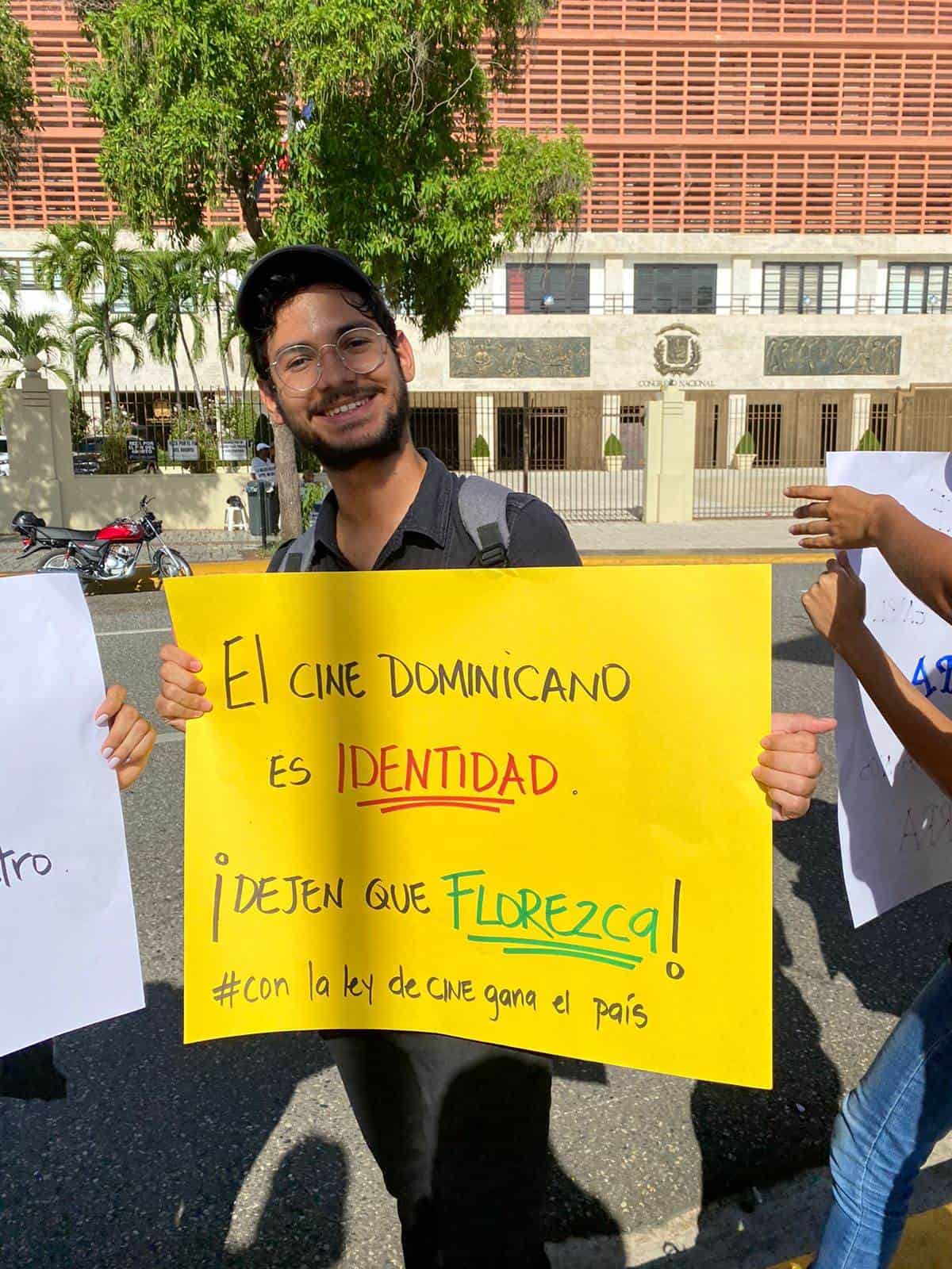 Con pancartas y consignas reclaman que se mantengan los incentivos a la Ley de cine.