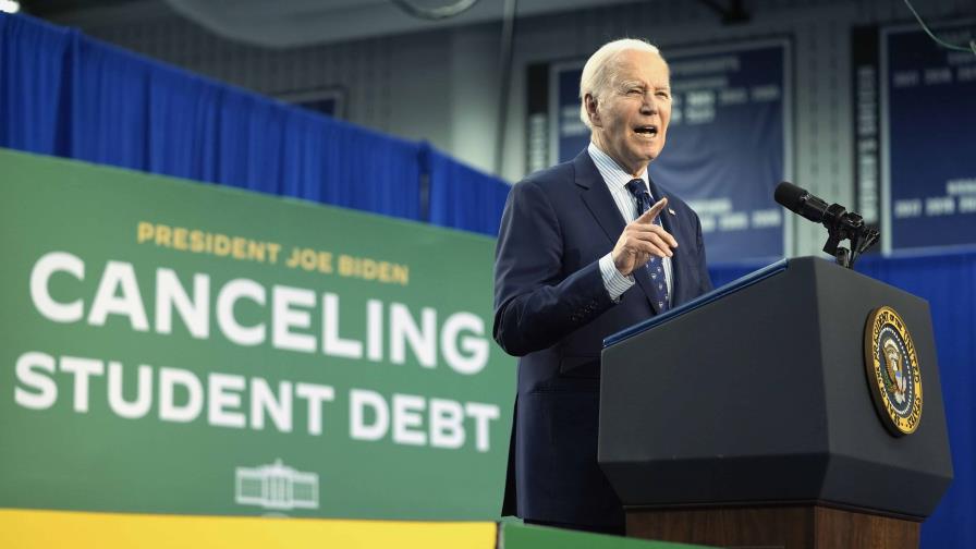 Gobierno de Biden ha cancelado los préstamos de estudios de más de 1 millón de trabajadores públicos