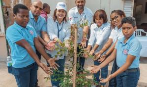 Alcaldía del DN inicia el Plan de Arbolado Urbano junto a estudiantes en la calle 42 de Capotillo