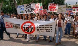 Celebran 30 años de la primera y mayor manifestación de latinos contra ley antiinmigrante en EE.UU.