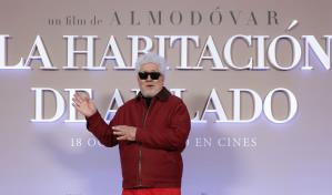Almodóvar vuelve a los cines: con La habitación de al lado