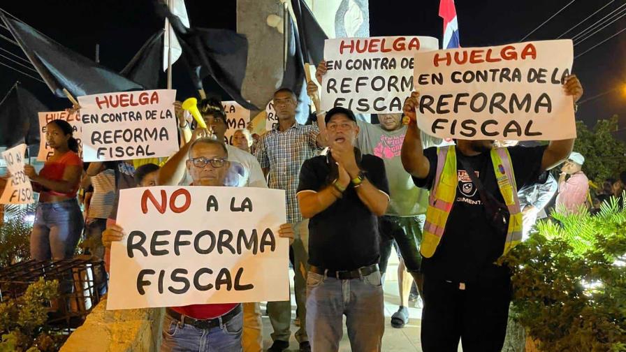 Encendido de velas en Moca y Santiago contra la reforma fiscal; anuncian otras manifestaciones