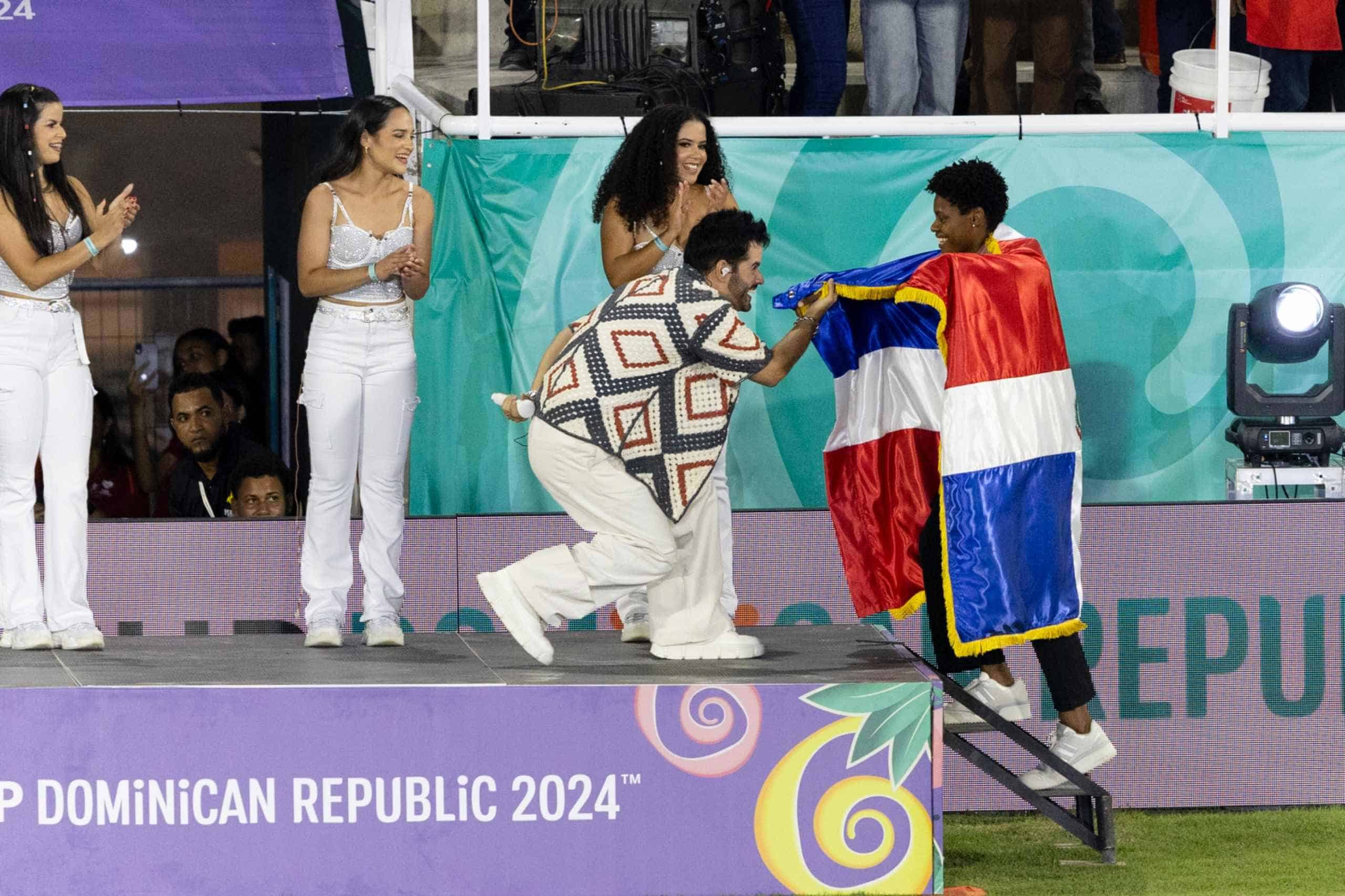 El cantante Manny Cruz saluda a Marileidy Paulino, campeona olímpica. 