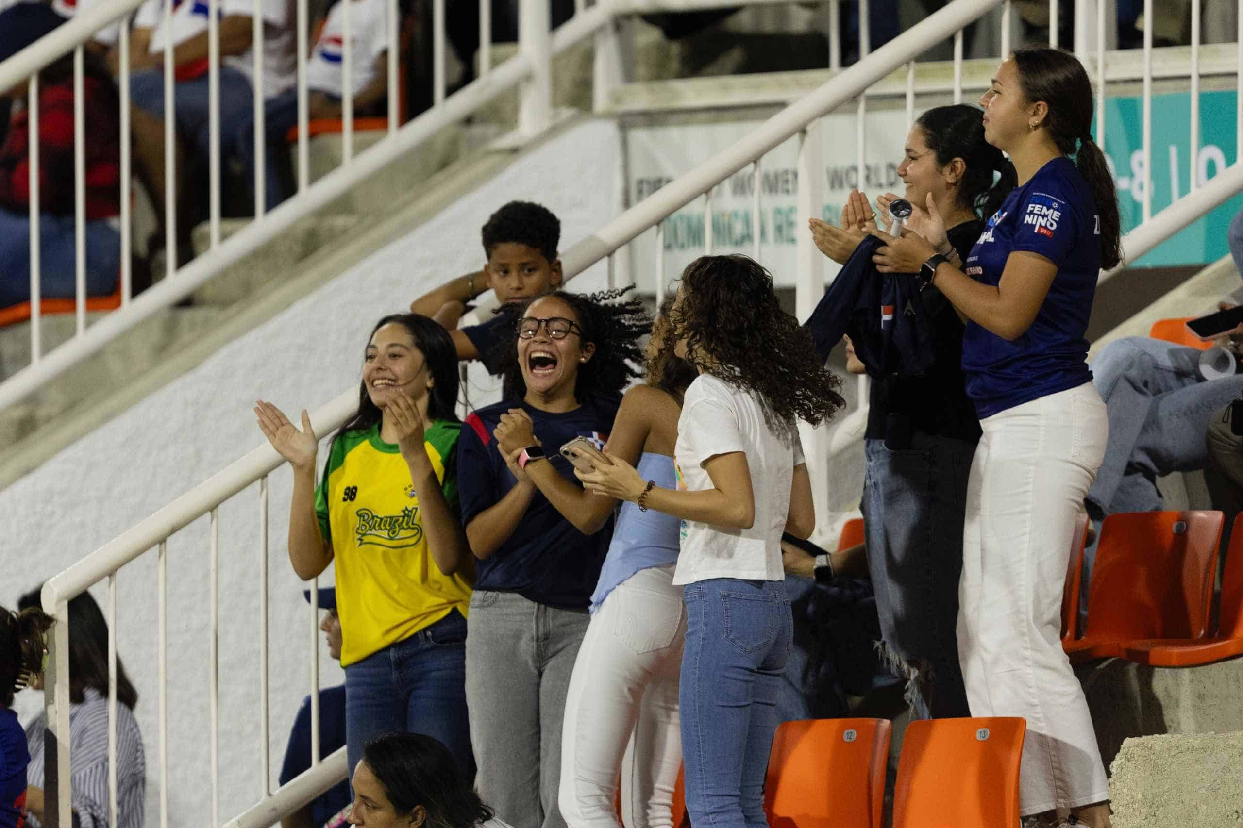 El público disfrutó el partido entre RD y Ecuador.