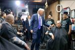 Donald Trump visita barbería en Manhattan en víspera de las elecciones presidenciales Donald Trump visita barbería en Manhattan en víspera de las elecciones presidenciales
