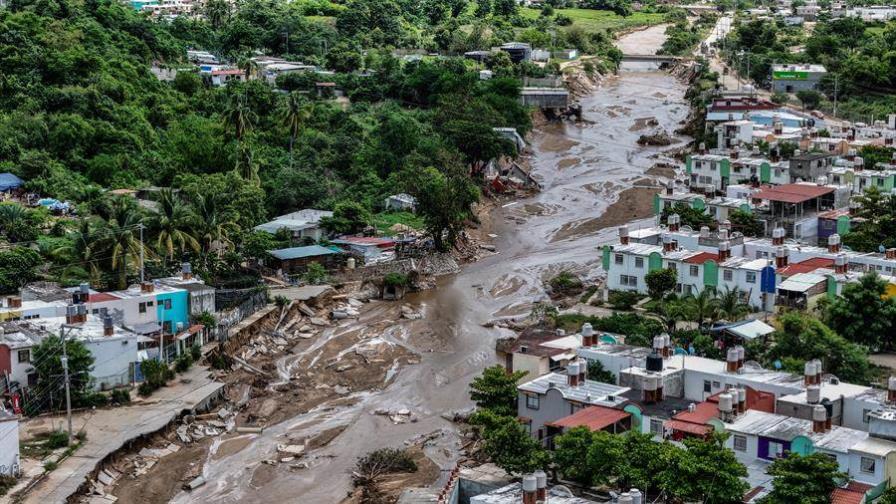 El huracán John desplaza a cientos de familias en el puerto mexicano de Acapulco