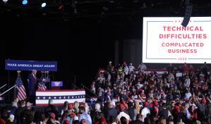 Falla en micrófono interrumpe mitin de Trump por casi 20 minutos