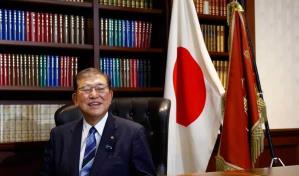 Hombre estrella su vehículo contra la verja de la residencia del primer ministro de Japón