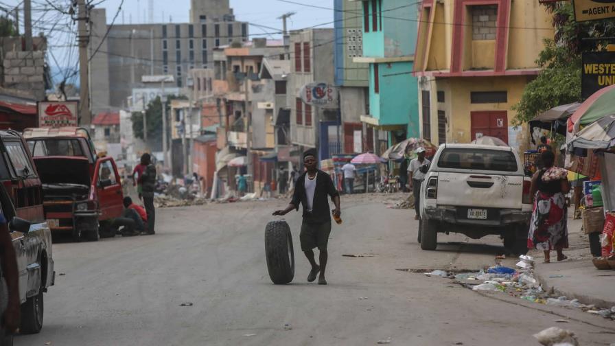 Haitianos huyen de varios vecindarios de la capital para escapar a la violencia de las pandillas