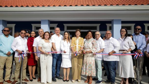 Raquel Peña entrega carretera, liceo y CAIPI en Valverde