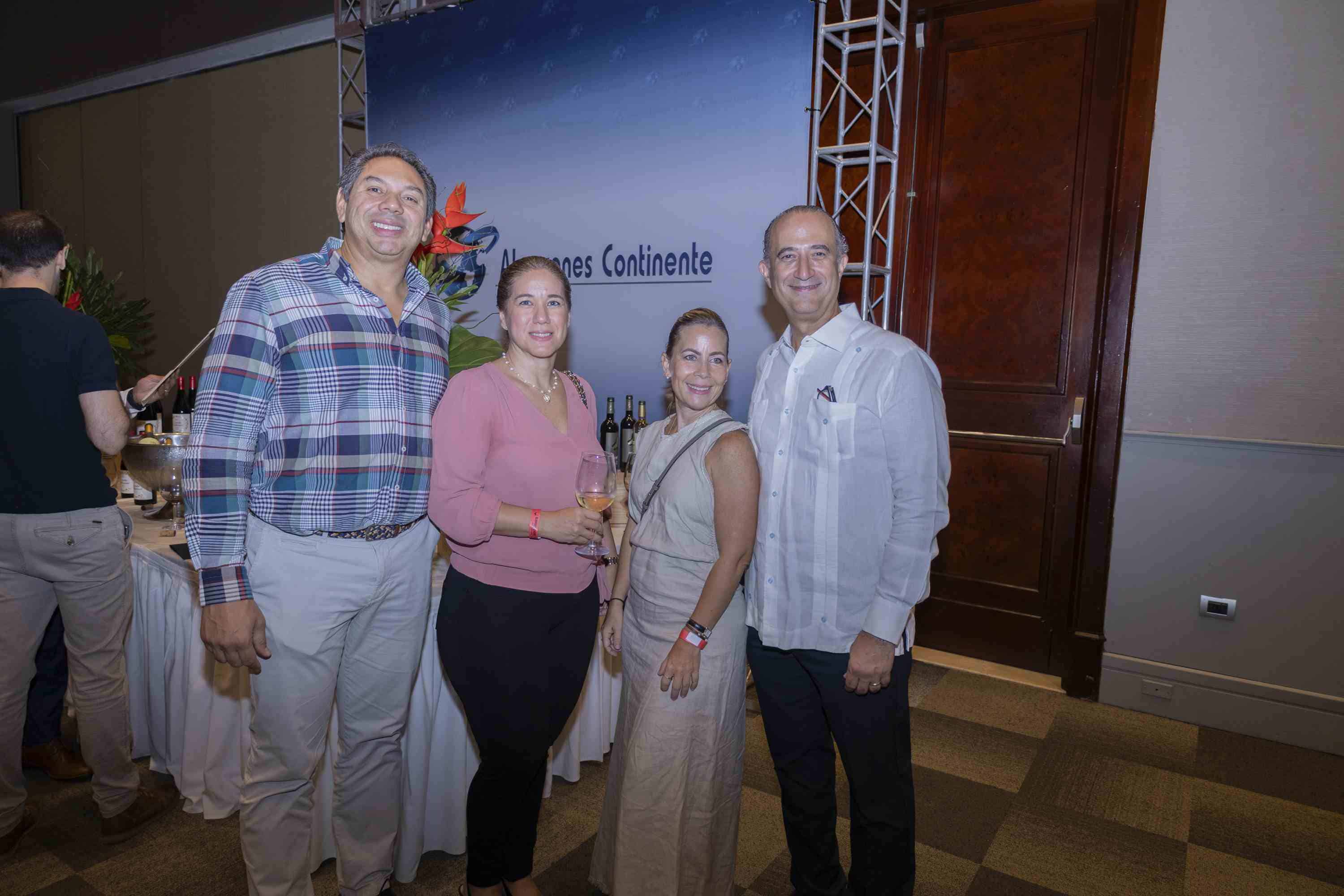 Camilo Cury, Carolyn Taveras de Cury, Gabriella Cott y Héctor Garrido. 