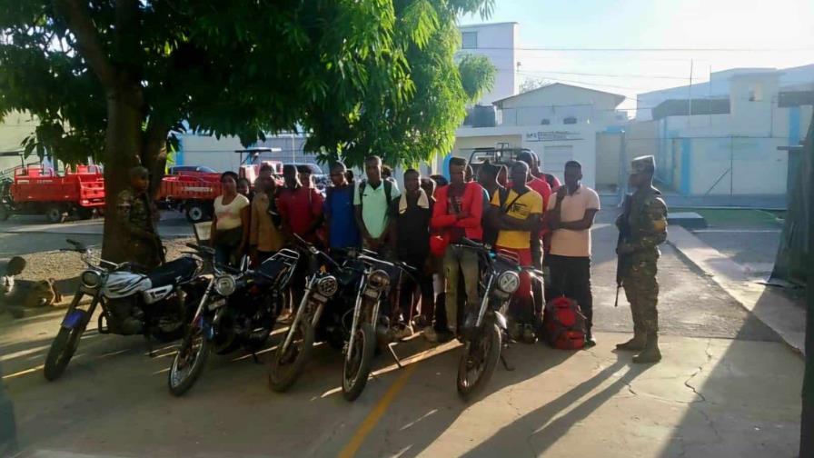 El Ejército detiene a 26 haitianos indocumentados en cinco motocicletas en Dajabón