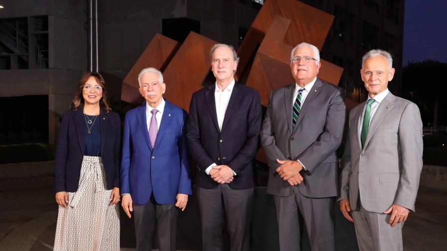 Banco BHD devela escultura monumental del artista Arturo Berned