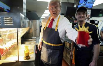 Trump cocina papas fritas en un McDonalds y afirma que Harris nunca trabajó en uno