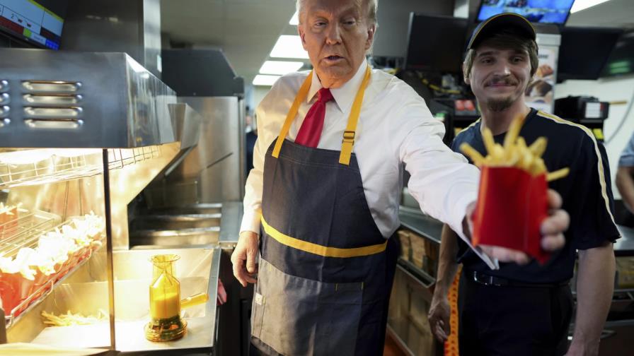 Trump cocina papas fritas en un McDonalds y afirma que Harris nunca trabajó en uno