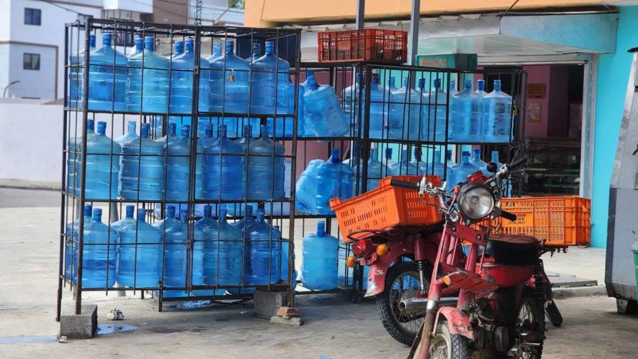 Pro Consumidor hace advertencia a los comerciantes por botellones de agua expuestos al sol