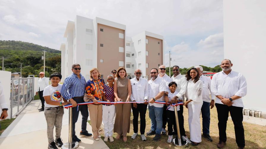 Raquel Peña entrega 64 apartamentos y 850 títulos de propiedad en La Vega