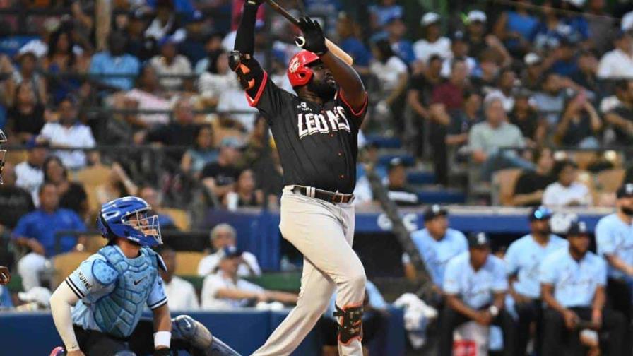 Sandber Pimentel, un día glorioso con dos jonrones, uno por los 411 en triunfo de Leones sobre Licey