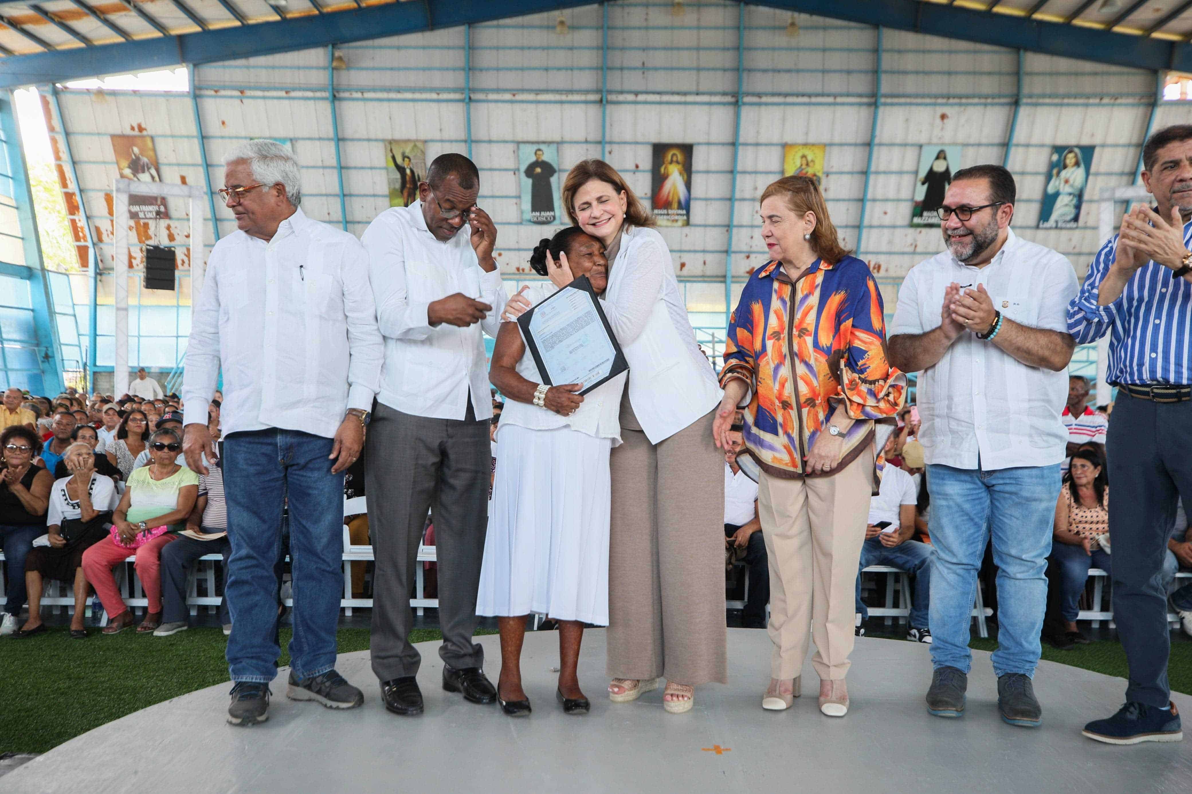 Acto de entrega de títulos de propiedad.