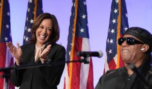 Harris asiste a servicio religioso en Georgia y motiva a feligreses negros a votar