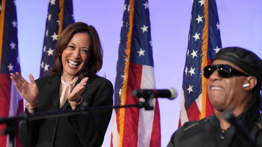 Harris asiste a servicio religioso en Georgia y motiva a feligreses negros a votar