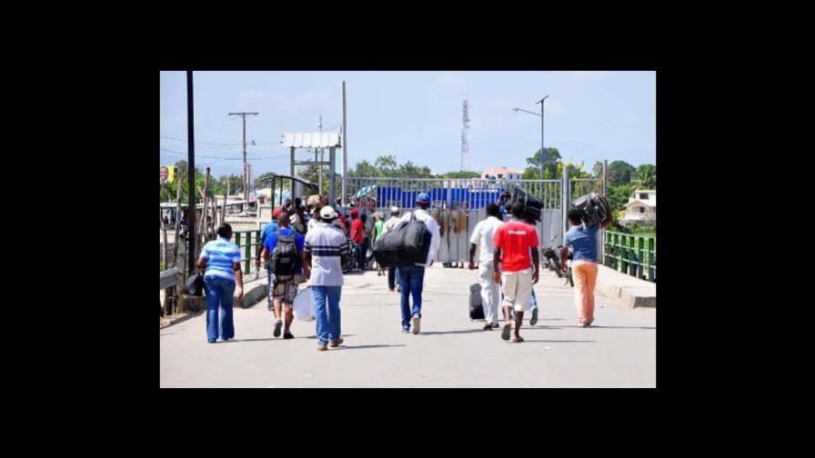 Dan plazo a los haitianos indocumentados para que abandonen el distrito de Santiago de la Cruz