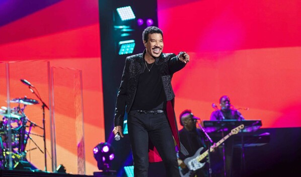 El legendario Lionel Richie es hospitalizado tras su concierto en St. Louis
