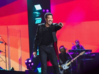 Lionel Richie regresa a casa tras hospitalización por salud