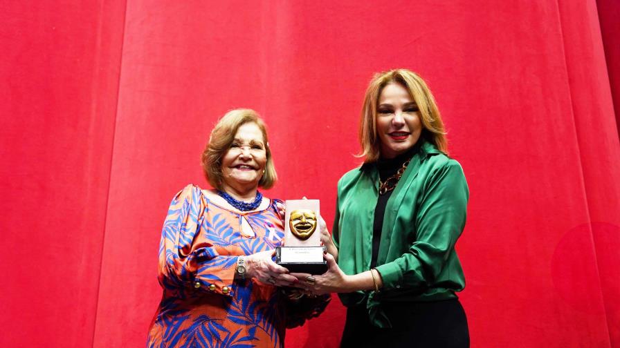 Lillyanna Díaz es homenajeada en la inauguración del Festival Nacional de Teatro